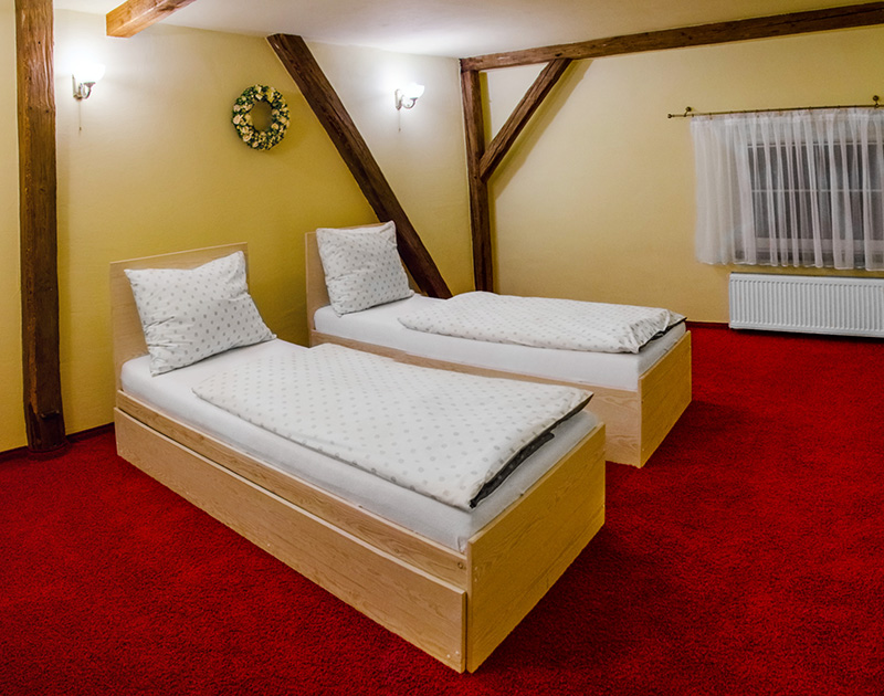 Łóżka w domu weselnym - Sieroty, Śląsk